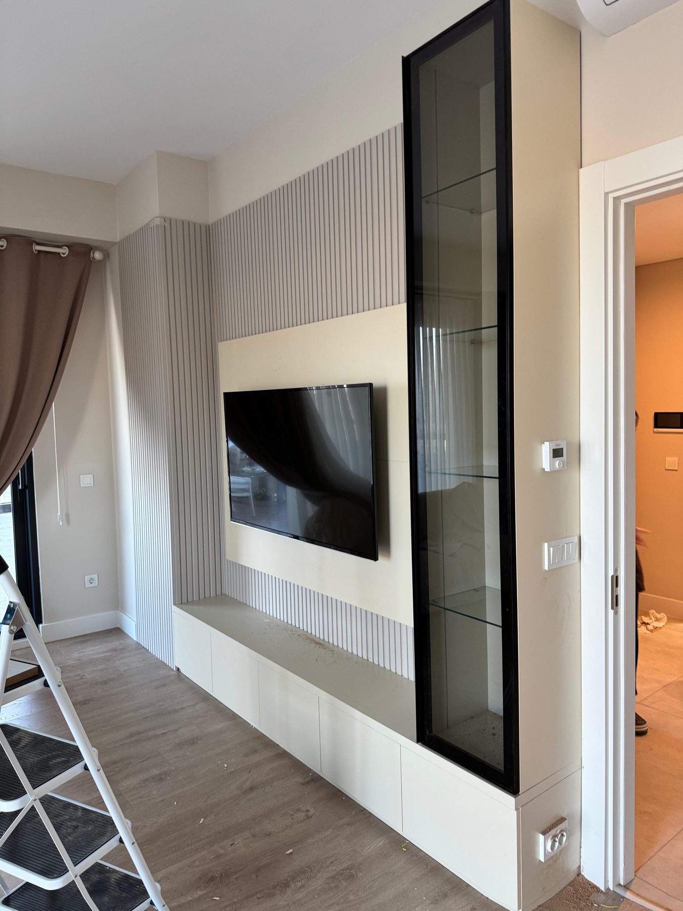 Panel Kaplamalı TV Ünitesi